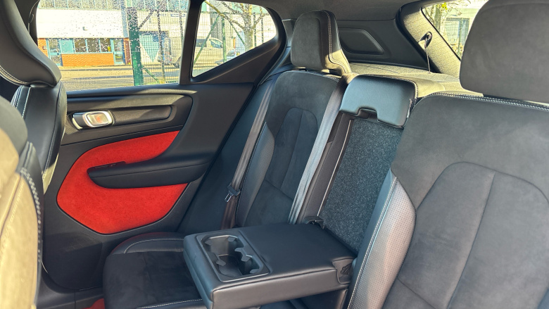 Volvo Xc40 2.0 T4 R DESIGN Pro 5dr AWD Geartronic Petrol Estate